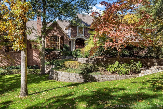 view of front of property with a front yard