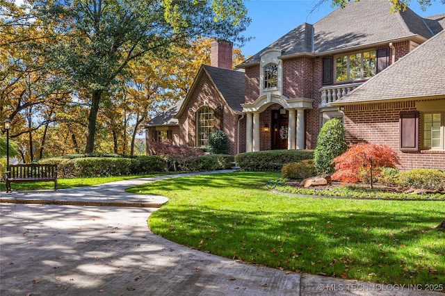 view of front of home with a front lawn