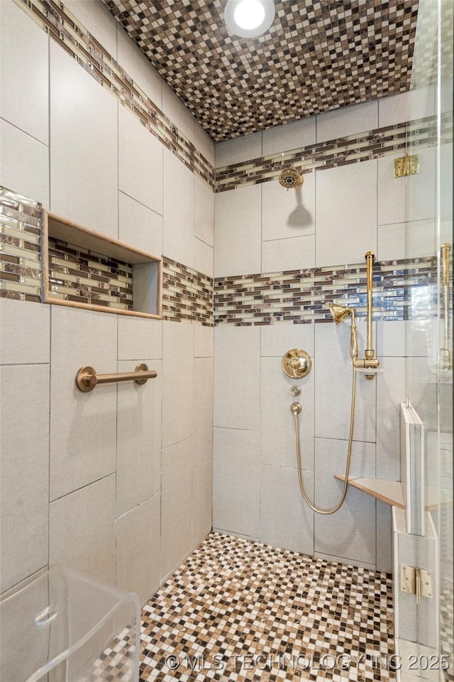 bathroom featuring a tile shower