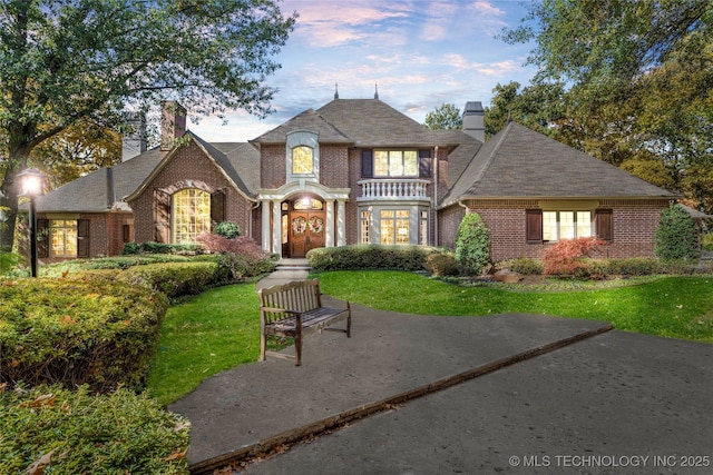 view of front of home featuring a lawn