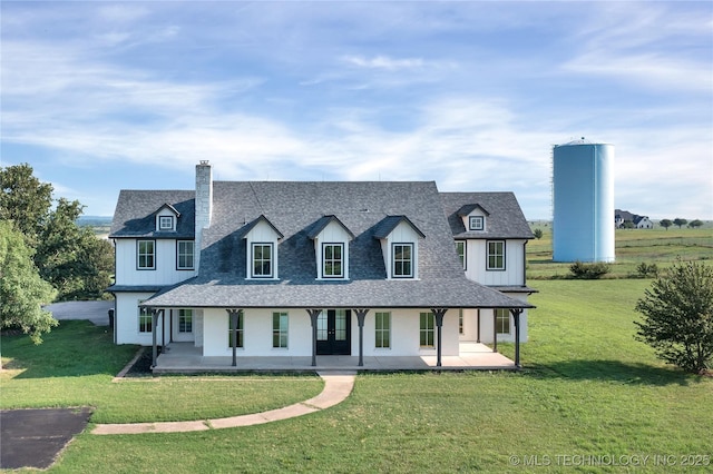 view of front of home featuring a patio and a front yard