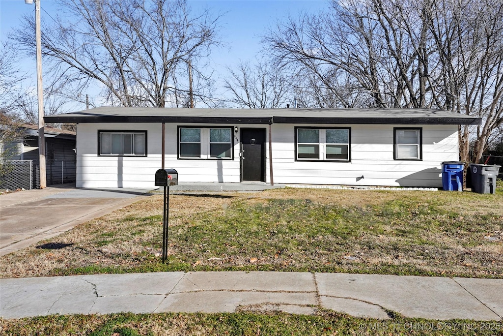 ranch-style house featuring a front lawn