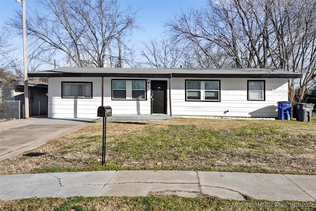 ranch-style house featuring a front lawn