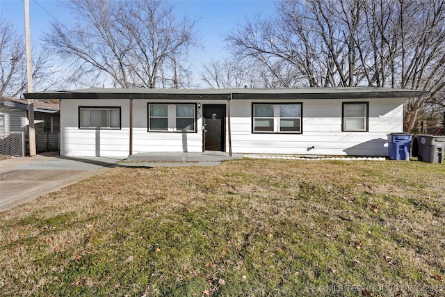 single story home featuring a front lawn