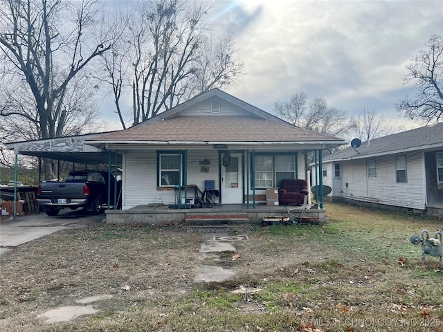 view of front facade featuring covered porch and a carport