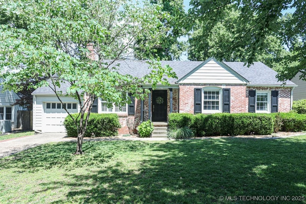 ranch-style house featuring a front yard