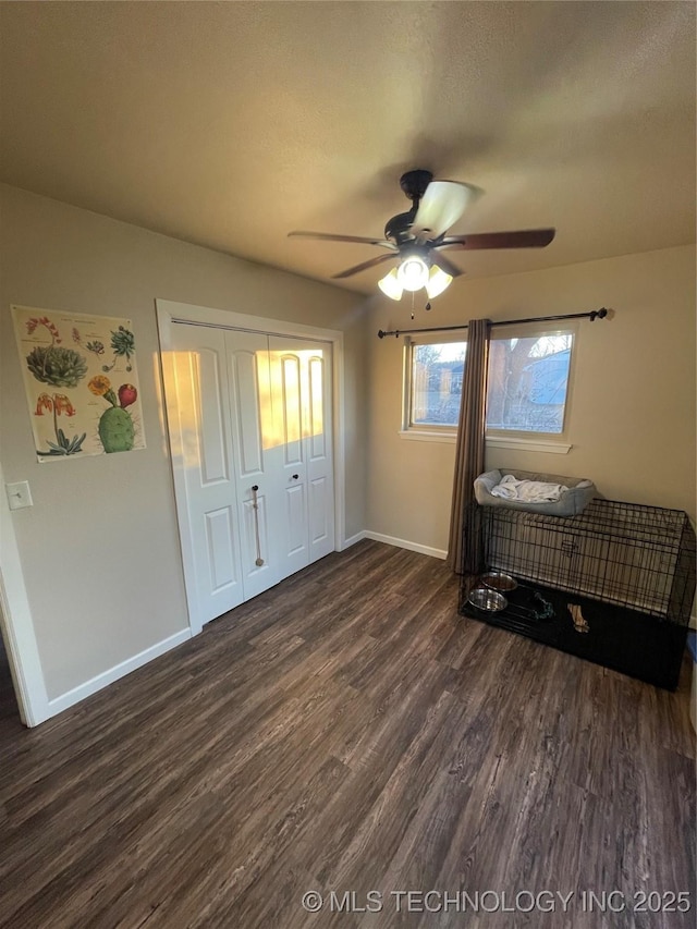 bedroom with a textured ceiling, dark hardwood / wood-style flooring, a closet, and ceiling fan