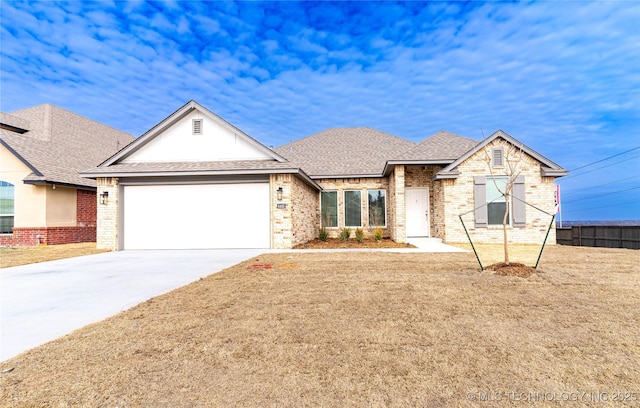 view of front facade featuring a garage and a front yard