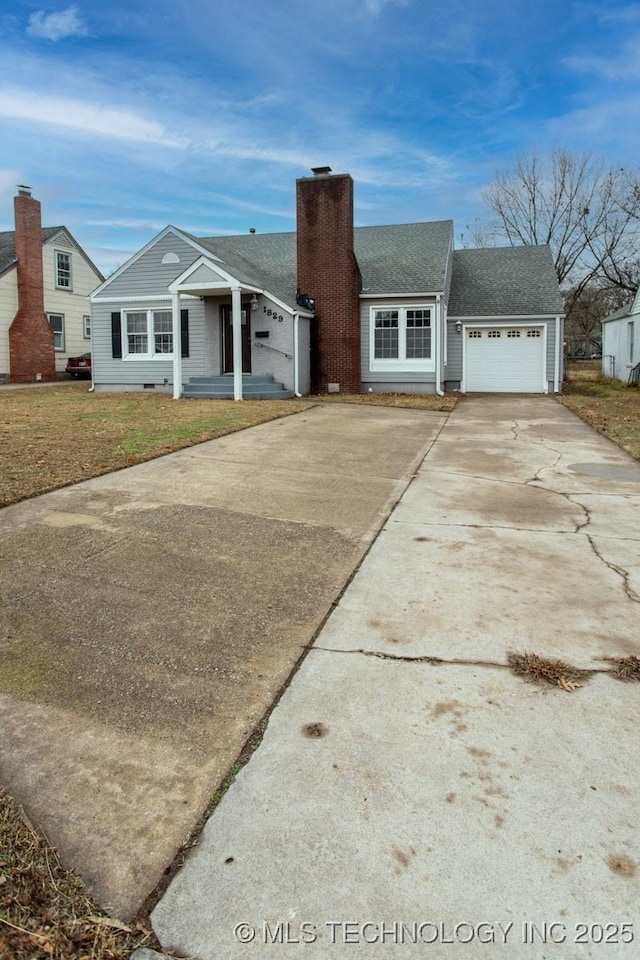 view of front of home featuring a front lawn and a garage