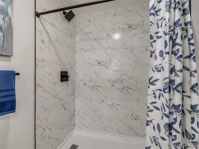 bathroom featuring a shower with shower curtain