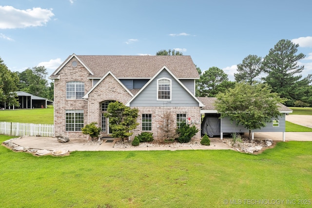 view of front of property featuring a front yard