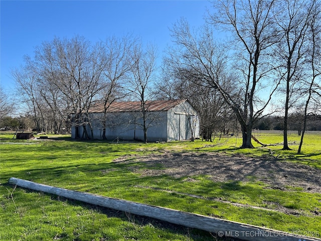 view of yard featuring an outdoor structure