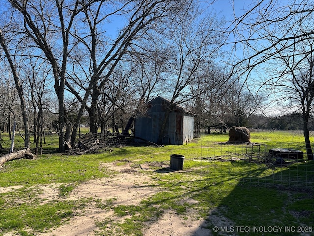 view of yard featuring an outdoor structure