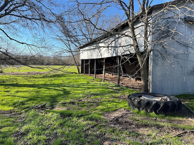 view of yard featuring an outdoor structure