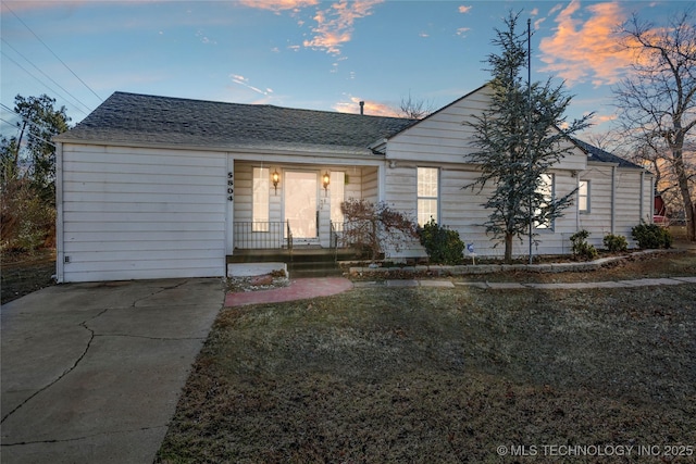 view of front of home featuring a lawn