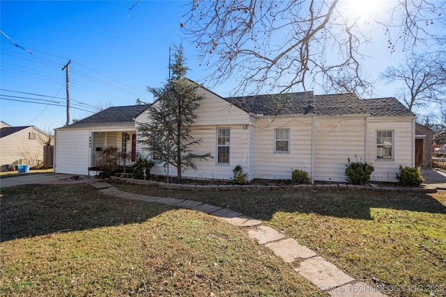 view of front of property featuring a front yard and covered porch