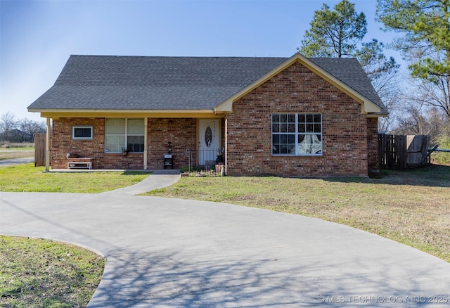 ranch-style house featuring a front yard