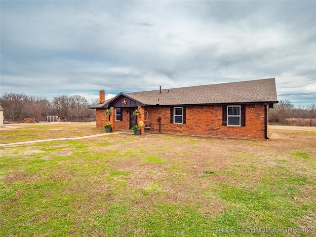 single story home featuring a front yard