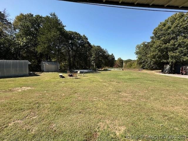 view of yard featuring a storage unit