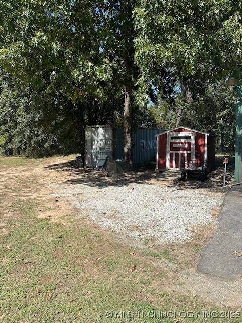 view of yard featuring a storage unit