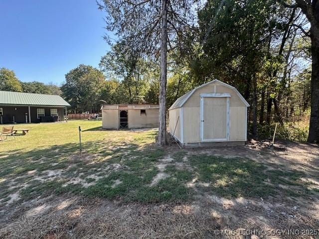 view of yard with a storage unit