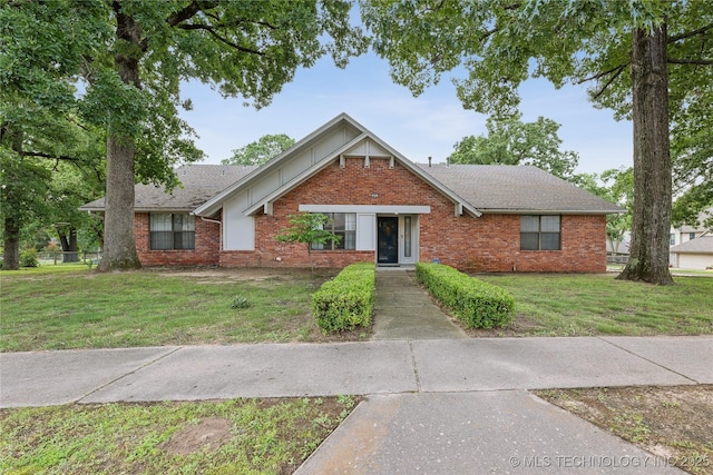 view of front facade with a front lawn