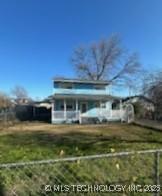 view of front of house featuring a front lawn