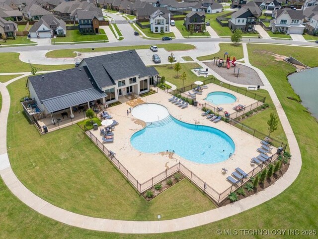 view of swimming pool