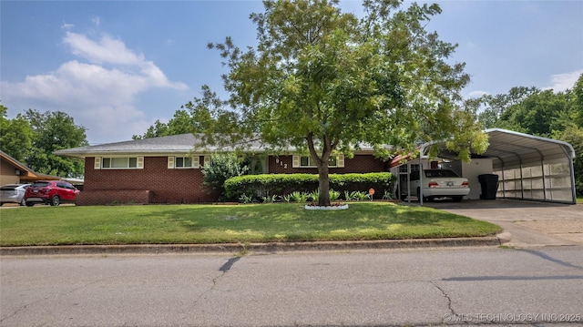 view of front of home featuring a carport and a front lawn