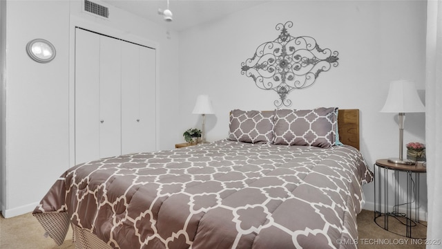 bedroom featuring carpet flooring and a closet