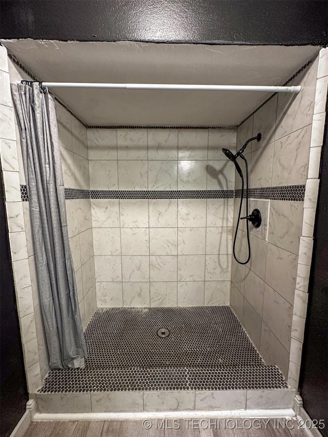 bathroom featuring a shower with shower curtain