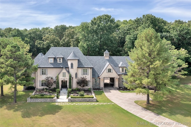 view of front facade featuring a front lawn and a garage