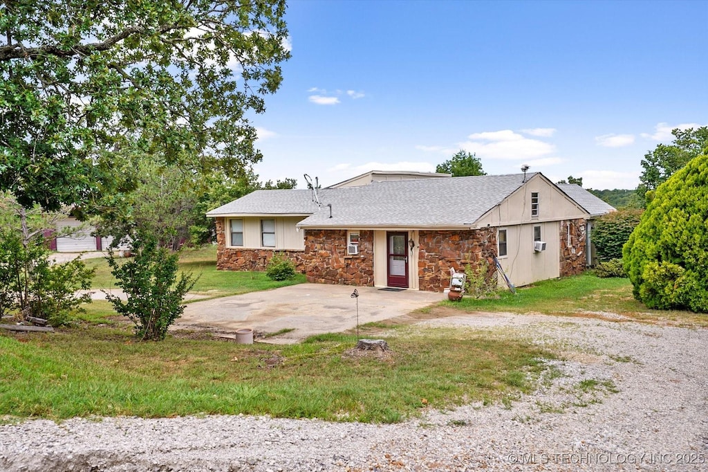 view of front of home with a front lawn