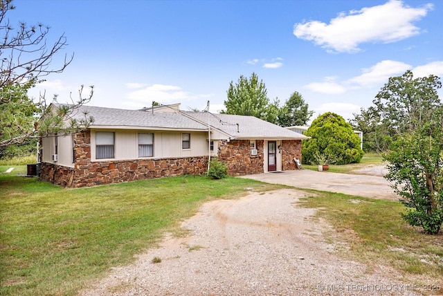 ranch-style house featuring central AC and a front lawn