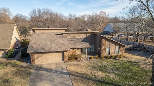 view of front facade with a garage