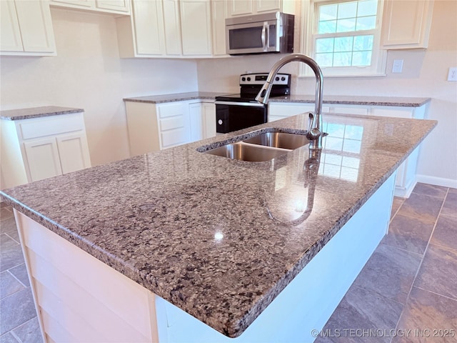 kitchen featuring a kitchen island with sink and stainless steel appliances