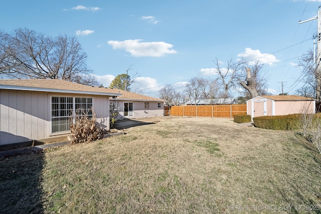 view of yard featuring a shed