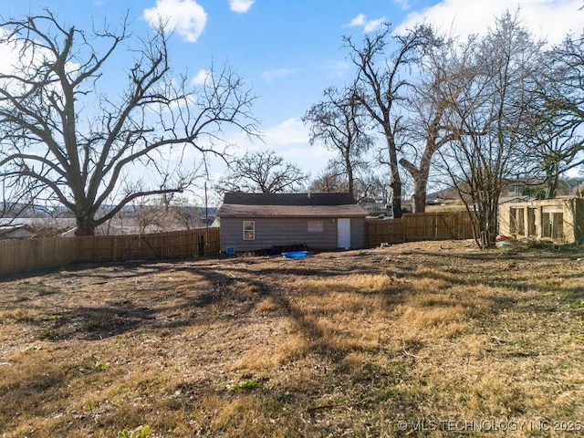 view of yard with an outdoor structure