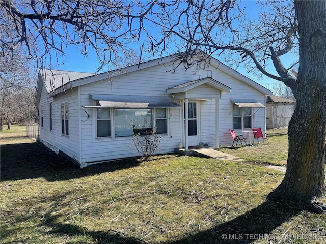 view of front of house featuring a front yard