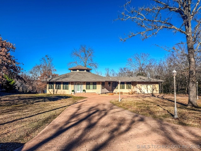 view of front facade featuring a garage and a front lawn