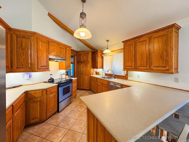 kitchen with sink, a kitchen bar, hanging light fixtures, kitchen peninsula, and stainless steel appliances