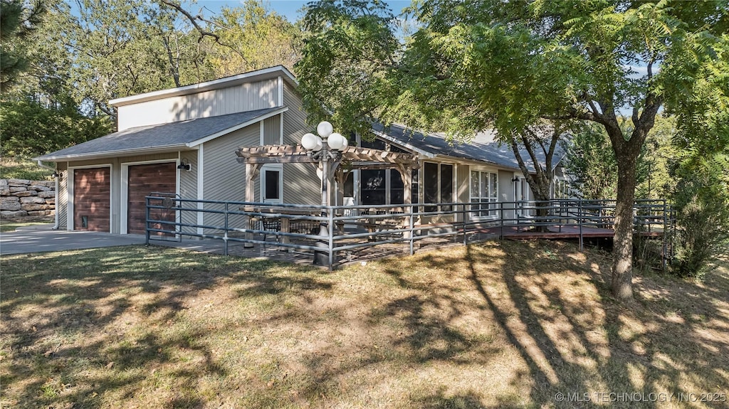 view of front of property featuring a pergola