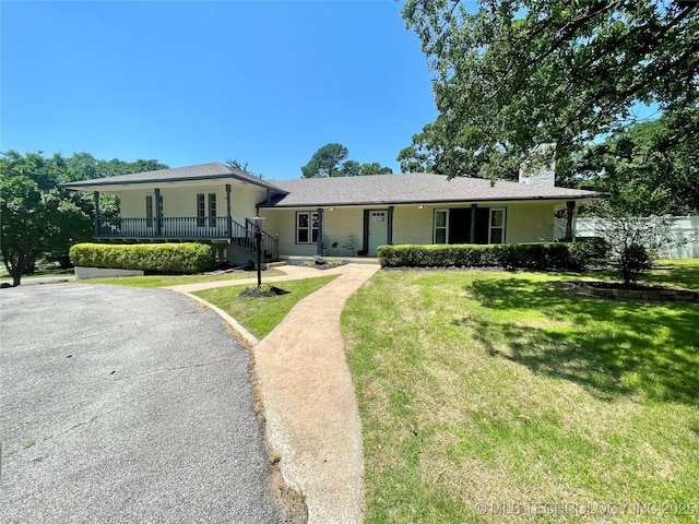 single story home featuring a front yard