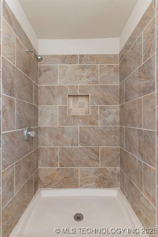 bathroom featuring tiled shower