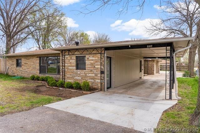 view of front of house with a front yard and a carport