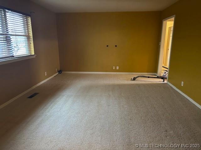 spare room with carpet flooring