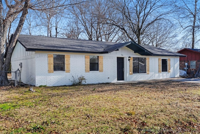 single story home featuring a front lawn