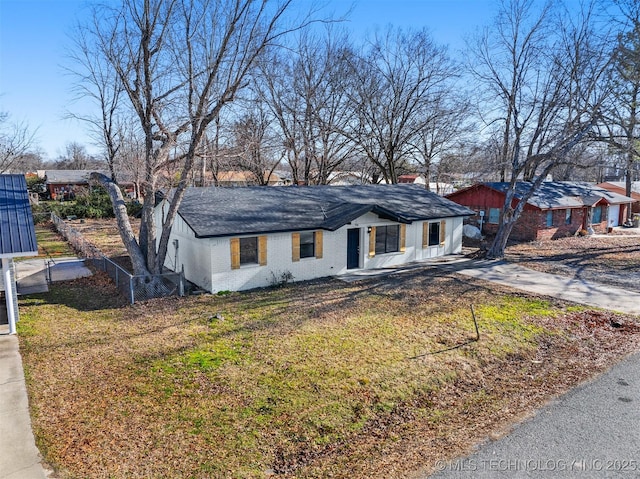 ranch-style home featuring a front lawn