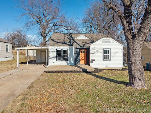 view of front of property with a front yard and a carport