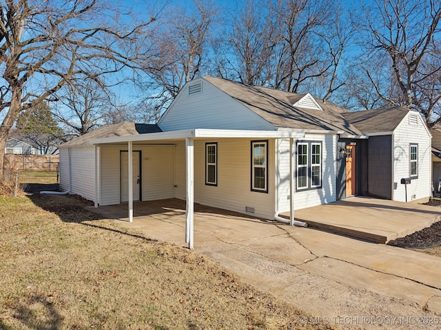 view of front of home featuring a carport and a front lawn